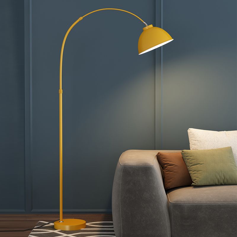 Mira nowoczesna lampa stojąca z łukowym kształtem w metalu, czarny/czerwony/żółty