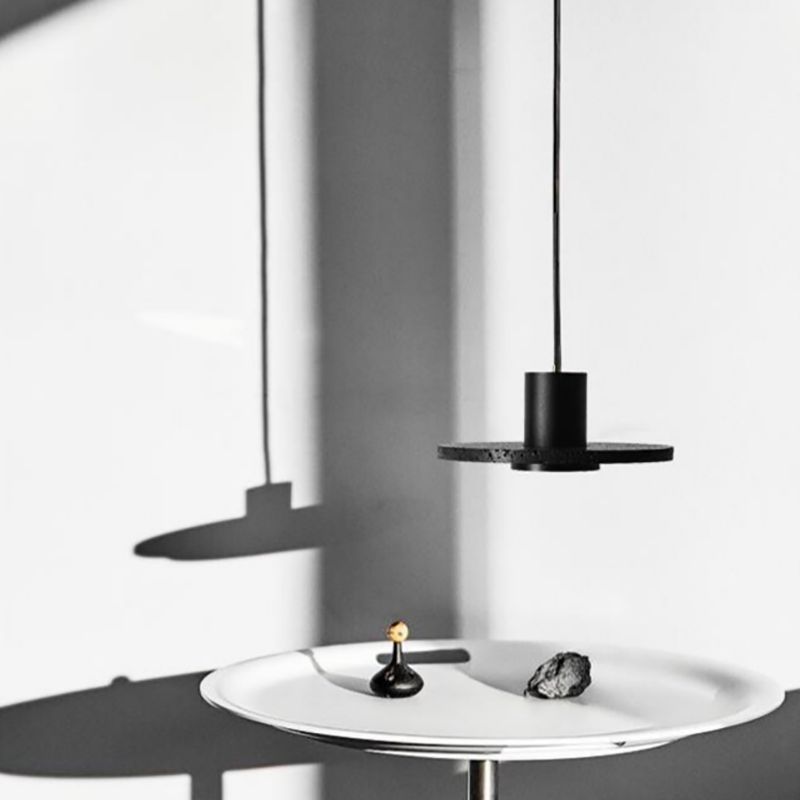 Arisha czarna lampa wisząca w stylu postmodernistycznym