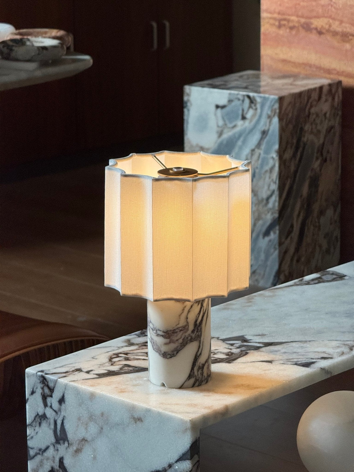 Lampa stołowa Serenity z płótna ze składanymi fałdami i marmuru