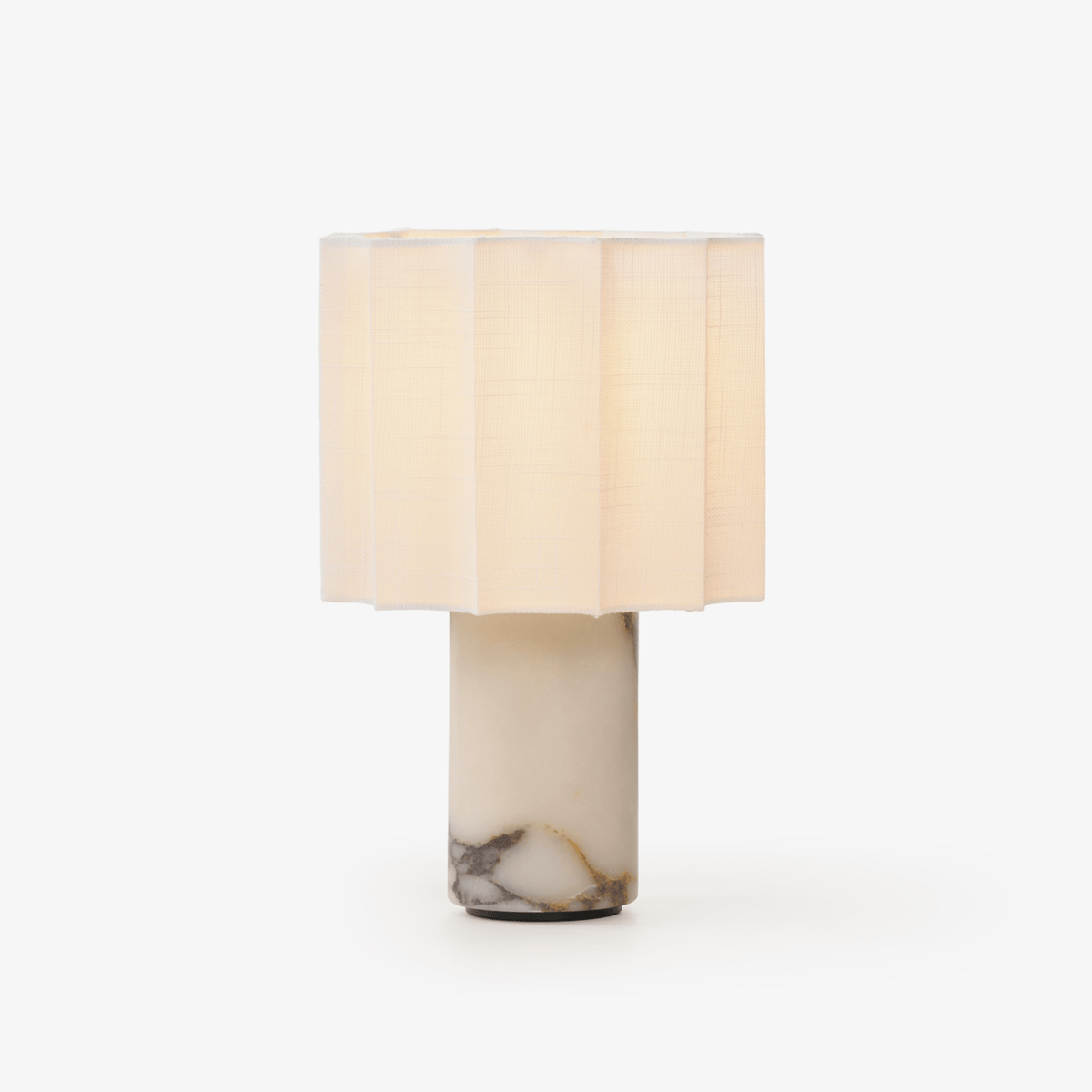 Lampa stołowa Serenity z płótna ze składanymi fałdami i marmuru