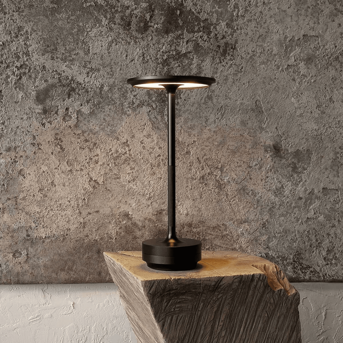 Solvane ładowalna lampa stołowa