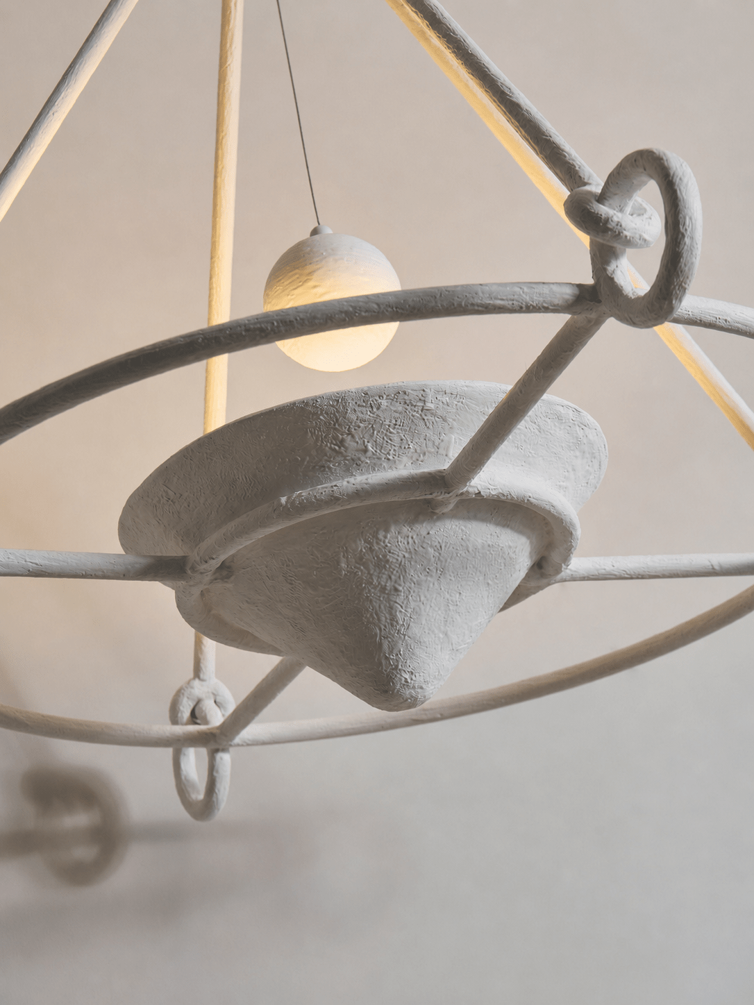 Sculptural żyrandol z gipsu