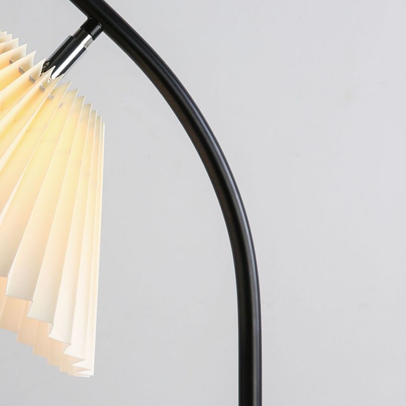 Ozawa nowoczesna lampa stojąca z metalowej łuku i fałdowanej tkaniny, kolor 3