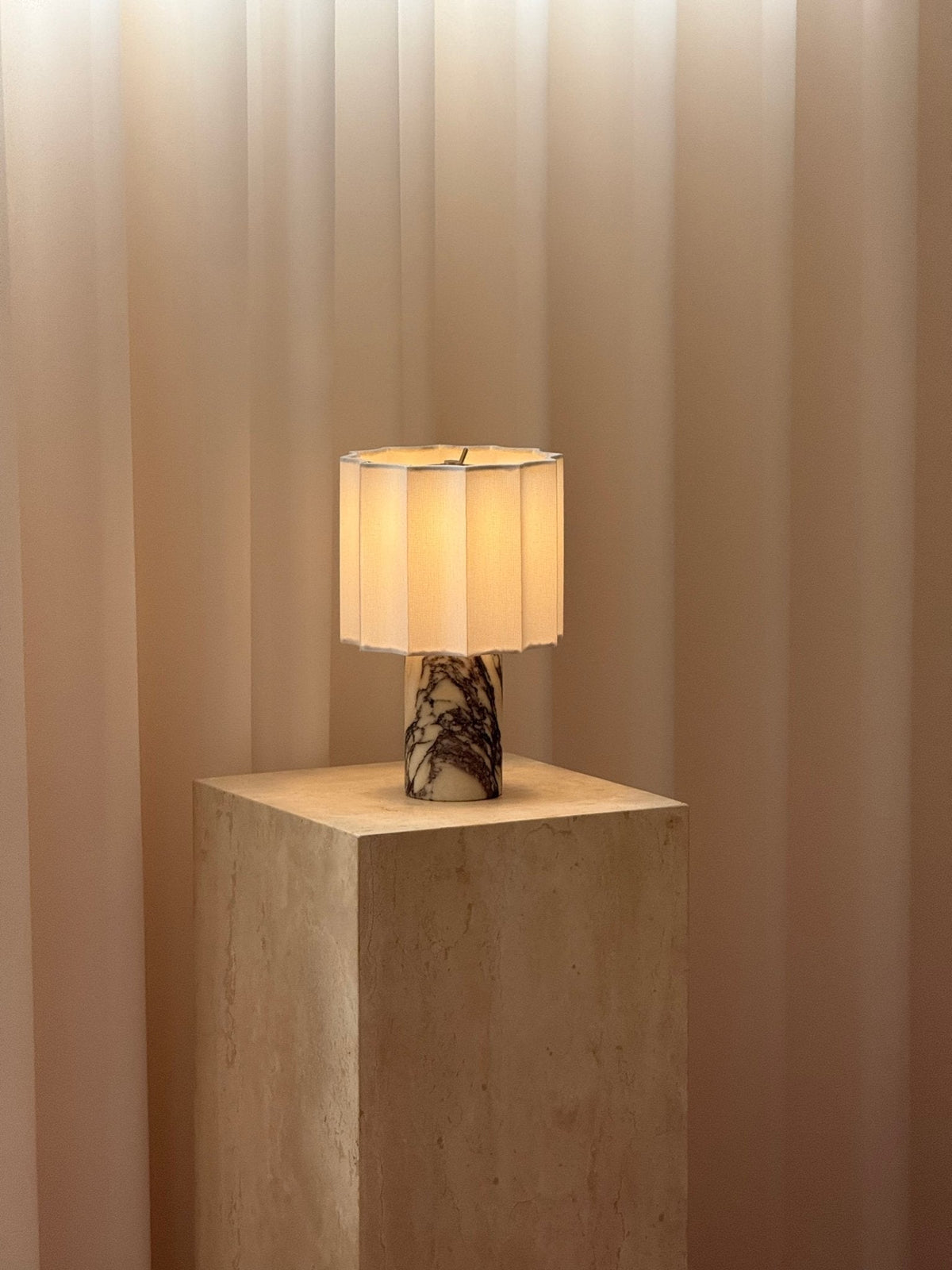 Lampa stołowa Serenity z płótna ze składanymi fałdami i marmuru
