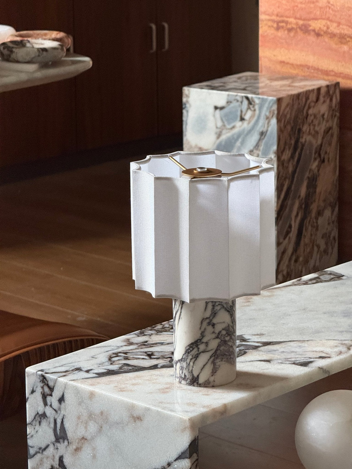 Lampa stołowa Serenity z płótna ze składanymi fałdami i marmuru