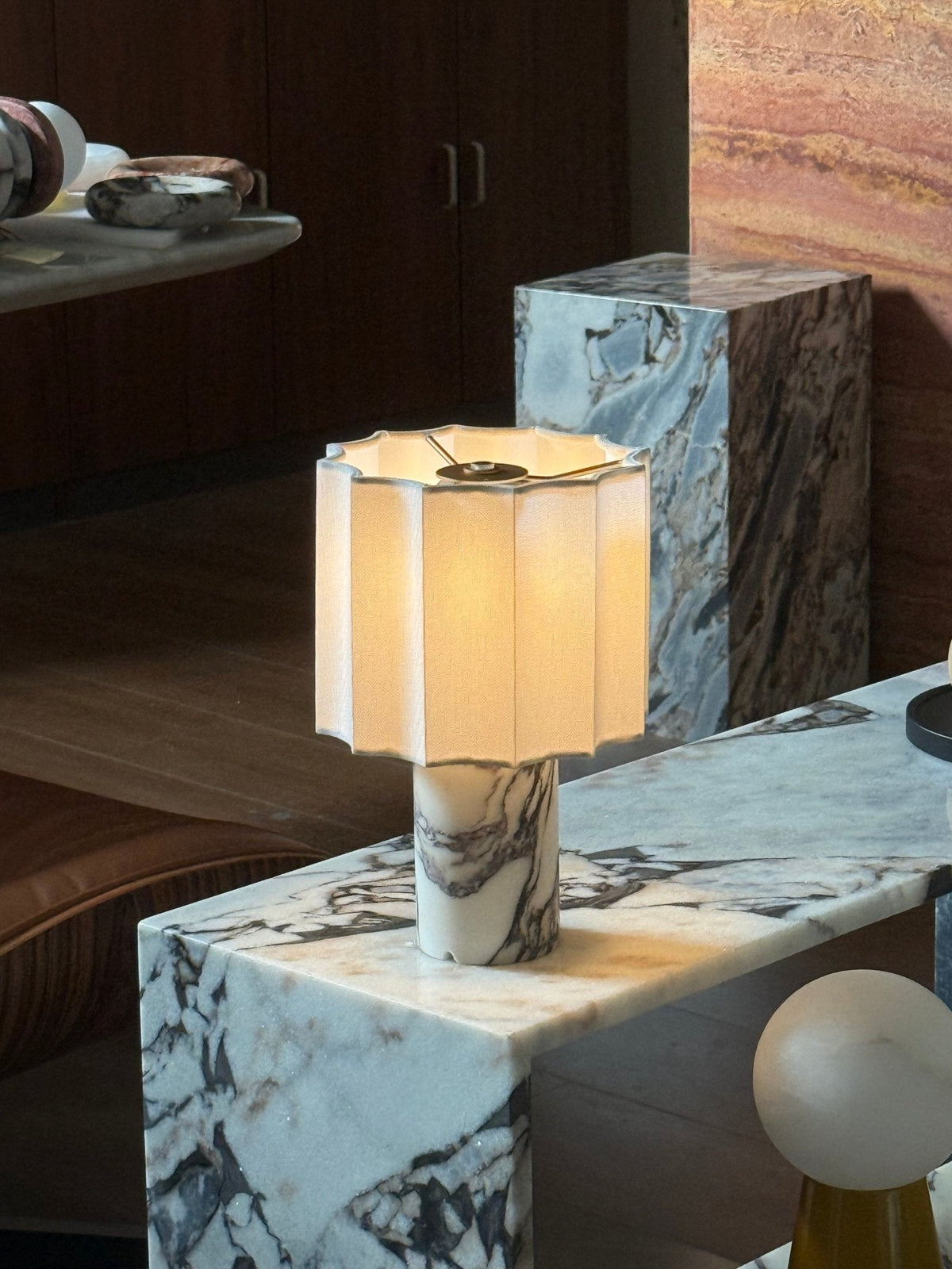 Lampa stołowa Serenity z płótna ze składanymi fałdami i marmuru