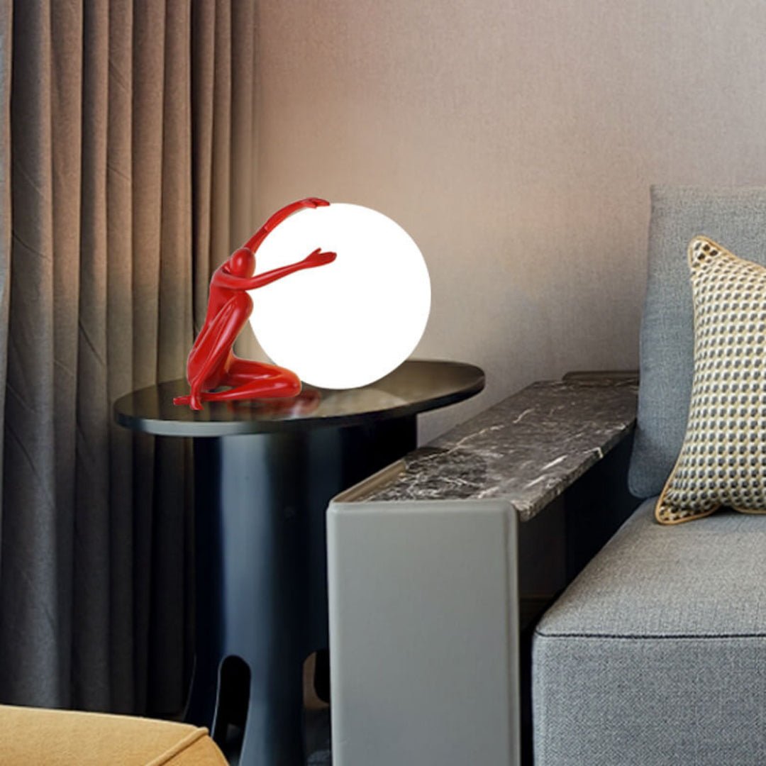 Cosmo Humanoid Ball Holding Lampa Stołowa