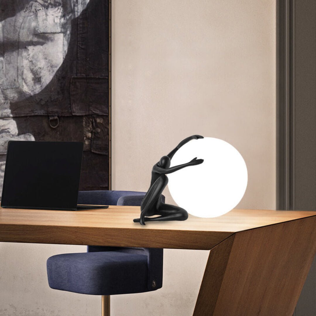 Cosmo Humanoid Ball Holding Lampa Stołowa