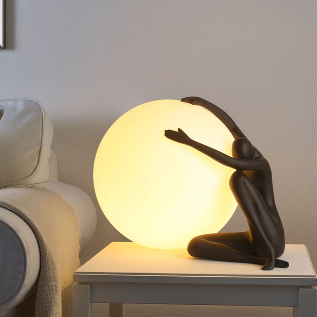 Cosmo Humanoid Ball Holding Lampa Stołowa