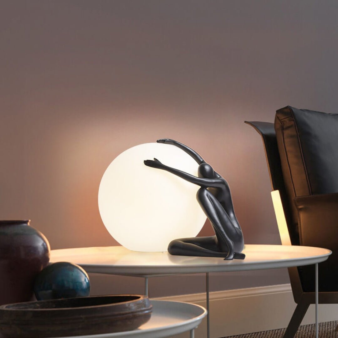 Cosmo Humanoid Ball Holding Lampa Stołowa