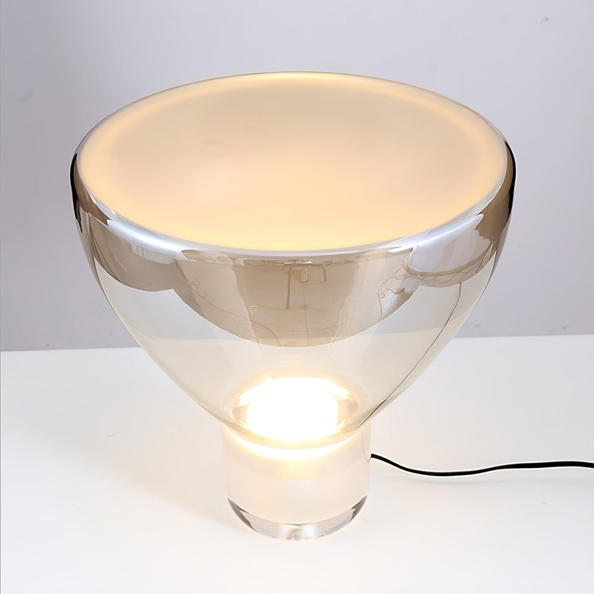 Cavm elegancka lampa stołowa ze szkła