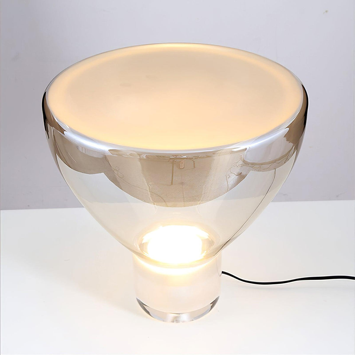 Cavm elegancka lampa stołowa ze szkła