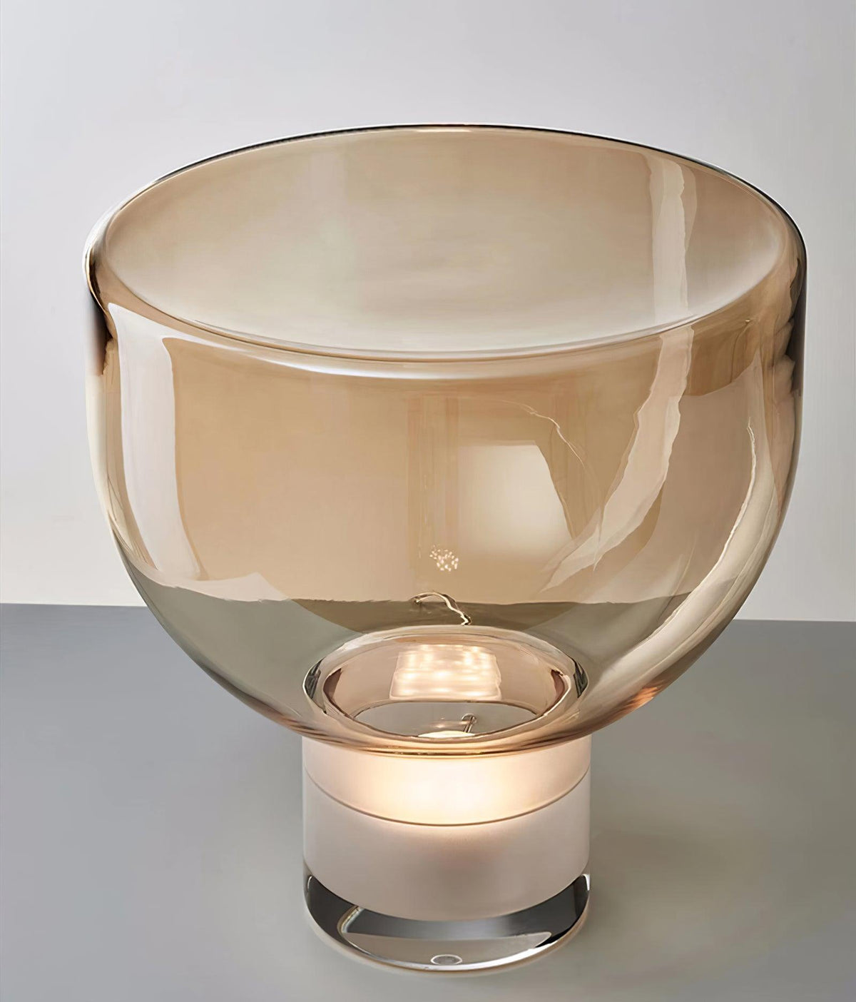 Cavm elegancka lampa stołowa ze szkła