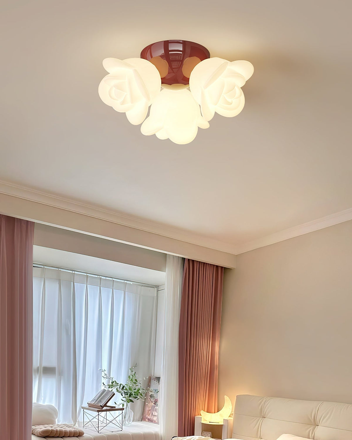Lampa sufitowa z metalową rozetą i PE w kształcie róży, artystyczny akcent kwiatowy
