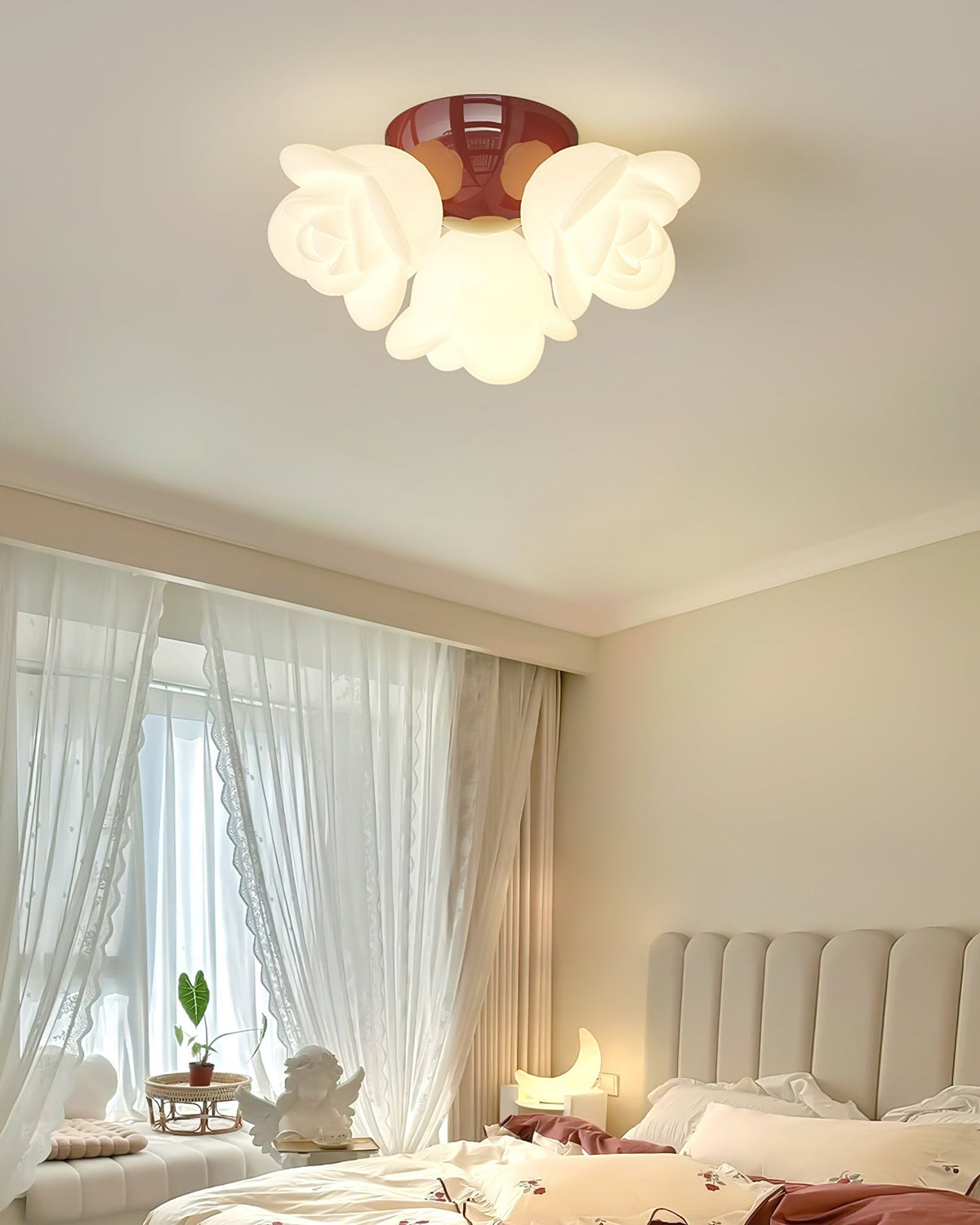 Lampa sufitowa z metalową rozetą i PE w kształcie róży, artystyczny akcent kwiatowy