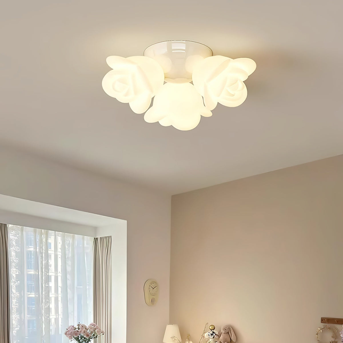 Lampa sufitowa z metalową rozetą i PE w kształcie róży, artystyczny akcent kwiatowy