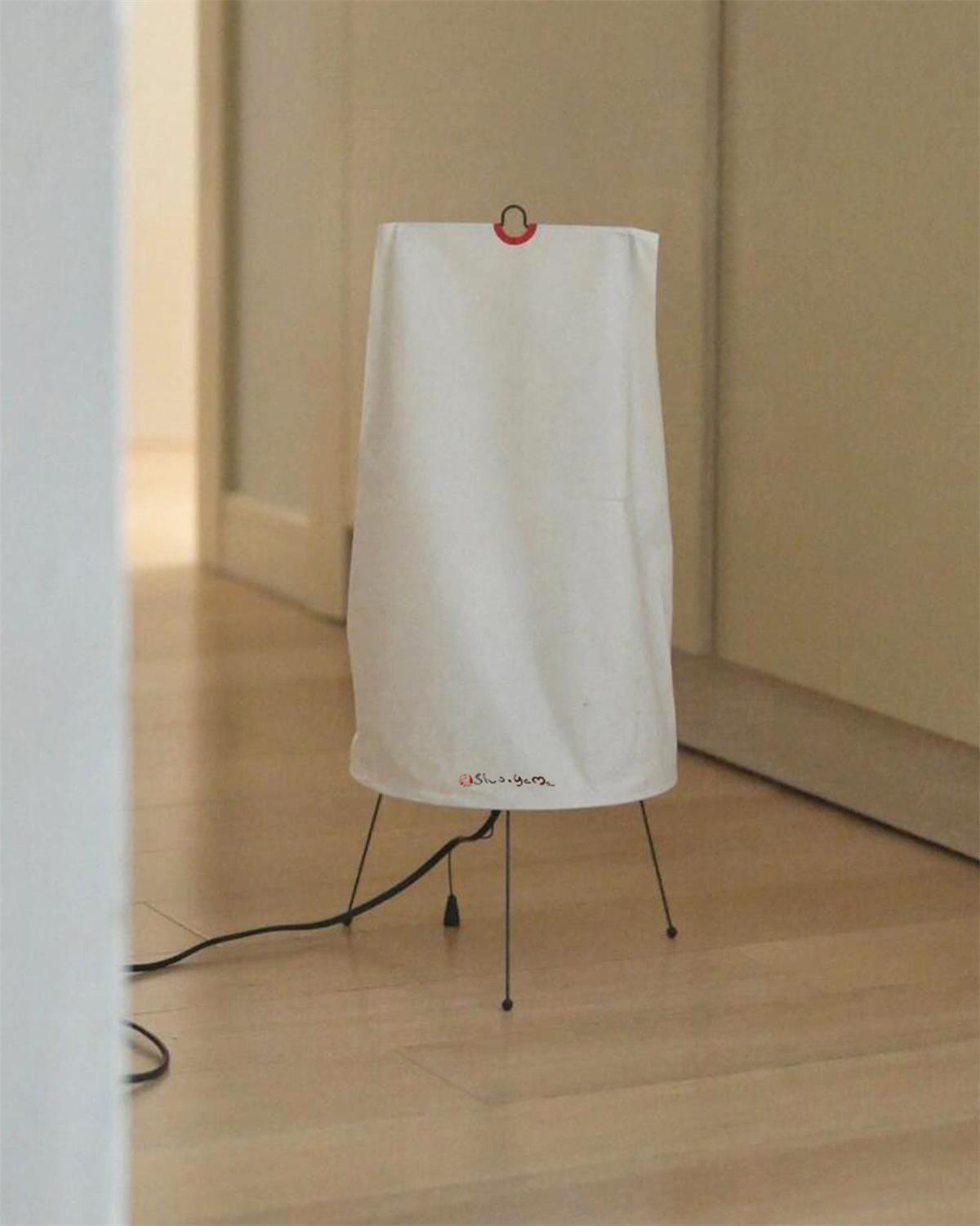 Teriaia lampa stołowa
