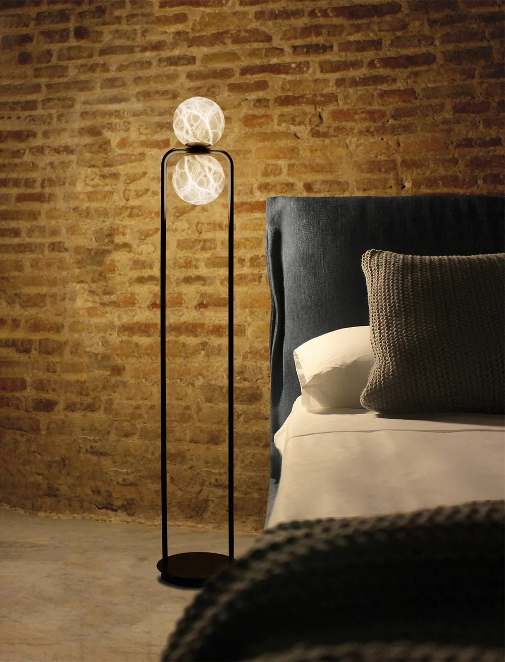 Callista minimalistyczna lampa stojąca z alabastrem