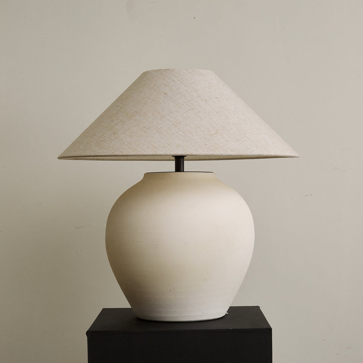 Lampa stołowa Minimalist Cone w kolorze białym