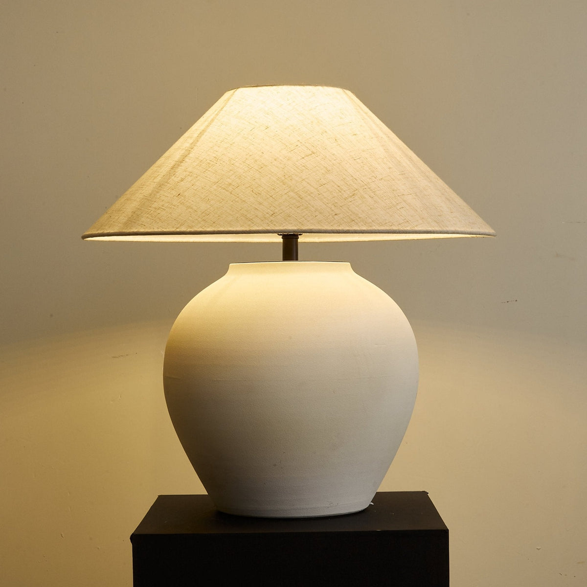 Lampa stołowa Minimalist Cone w kolorze białym