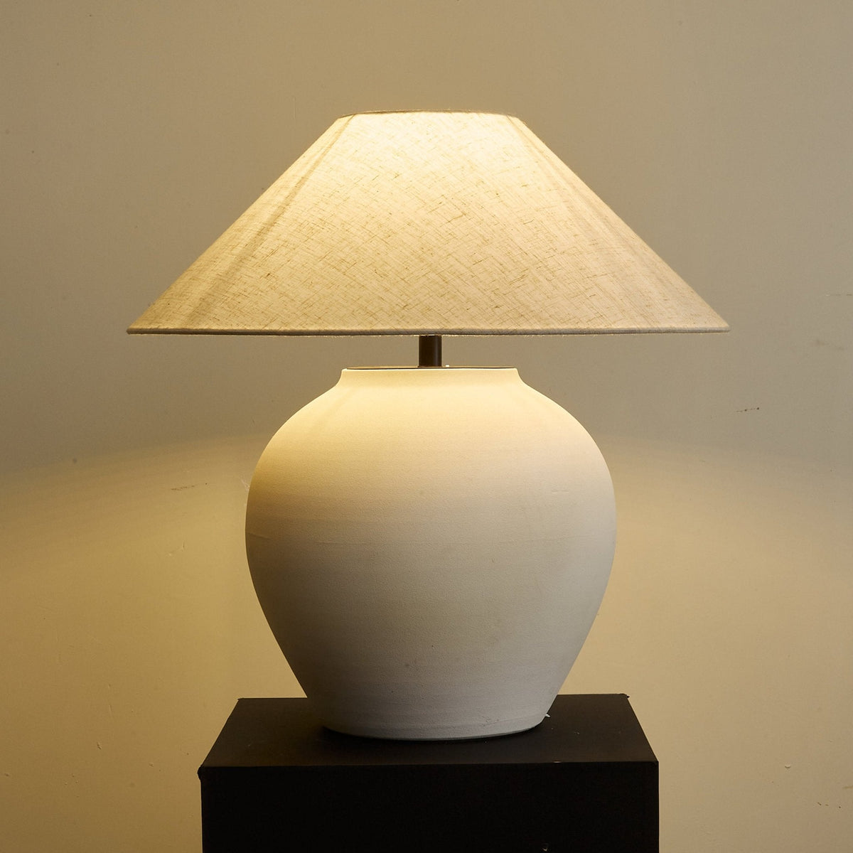 Lampa stołowa Minimalist Cone w kolorze białym