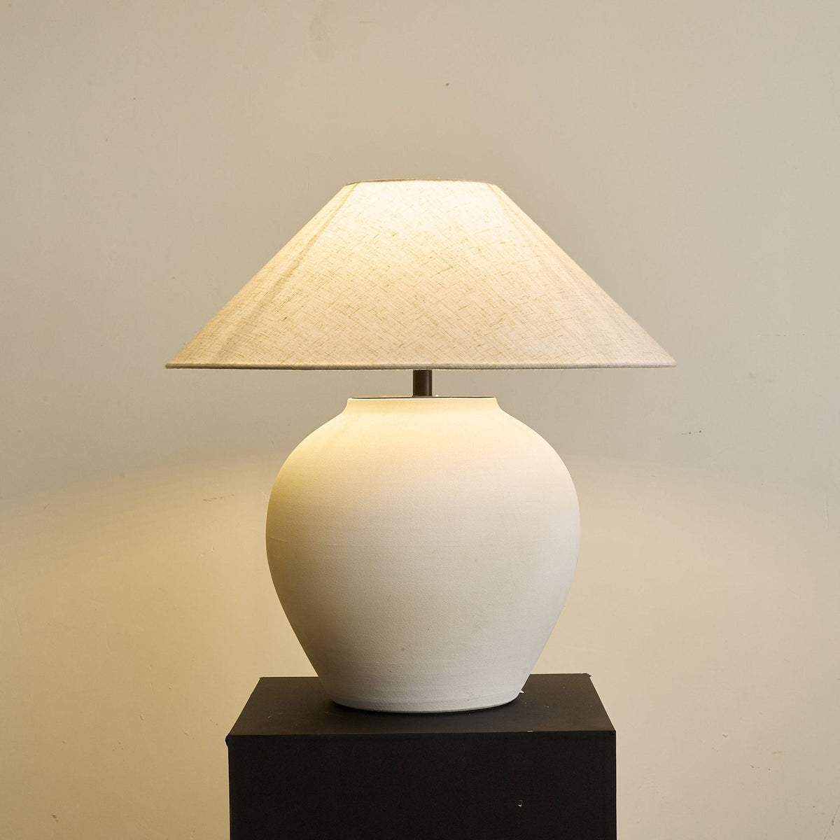 Lampa stołowa Minimalist Cone w kolorze białym