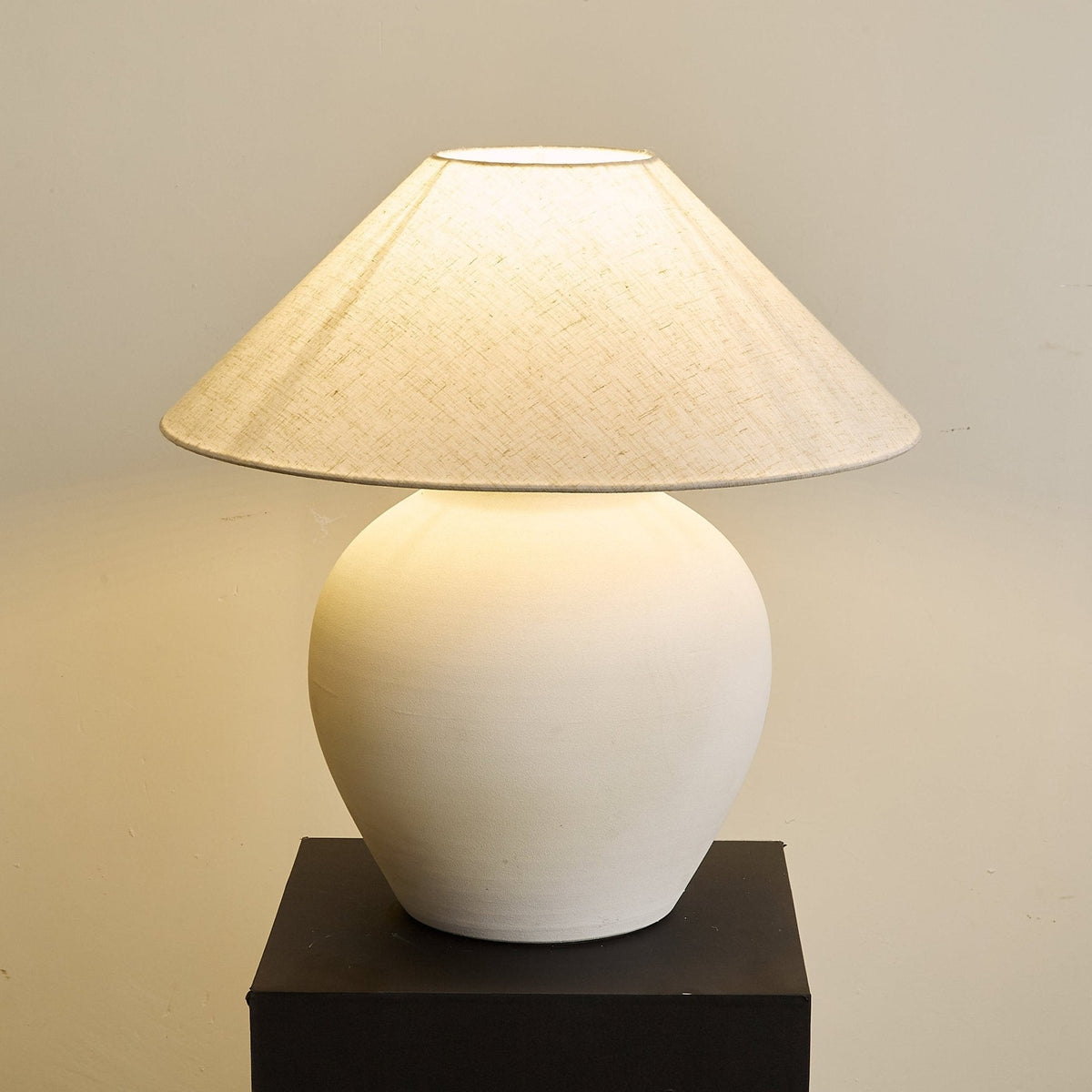 Lampa stołowa Minimalist Cone w kolorze białym