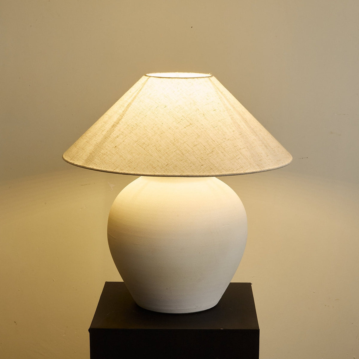 Lampa stołowa Minimalist Cone w kolorze białym