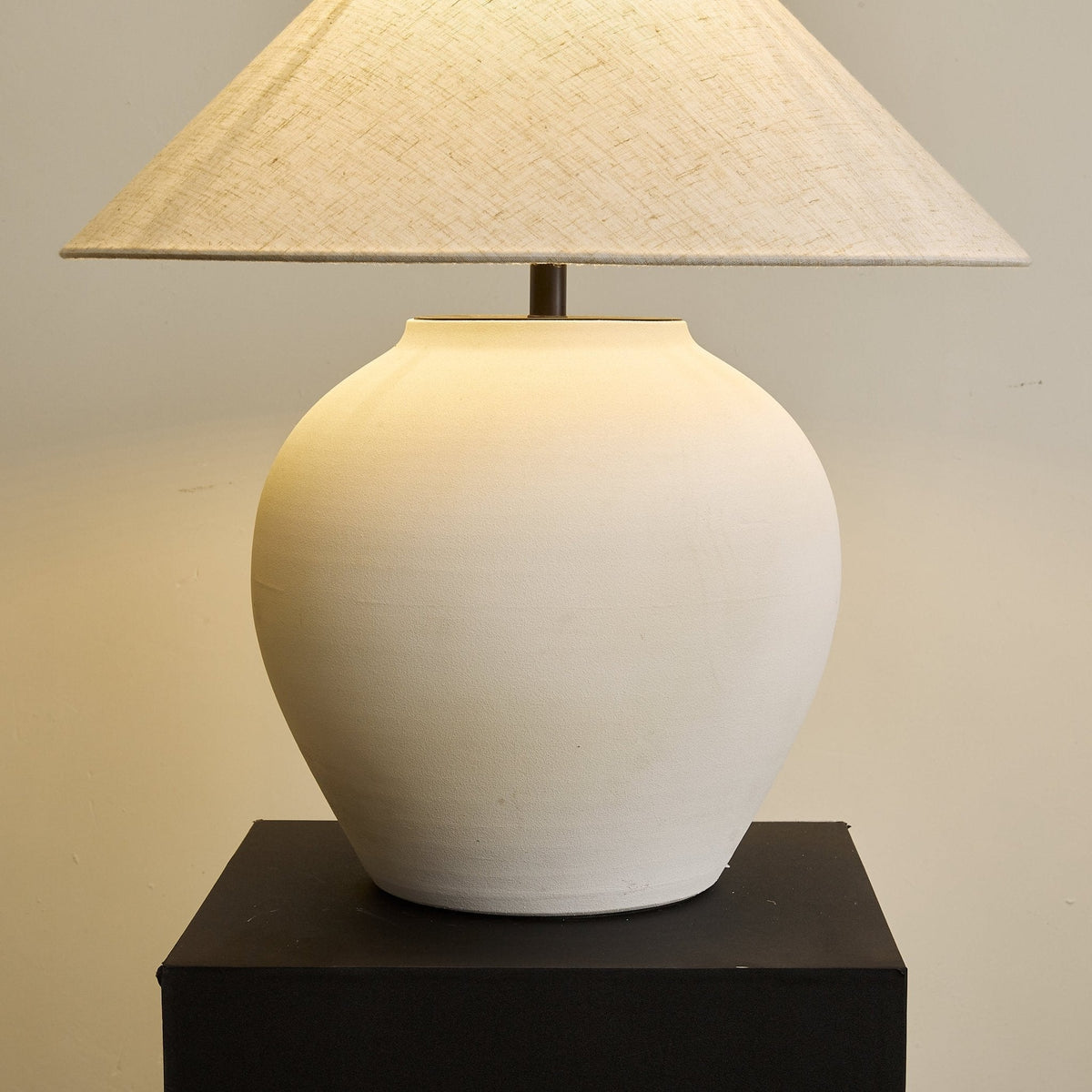 Lampa stołowa Minimalist Cone w kolorze białym