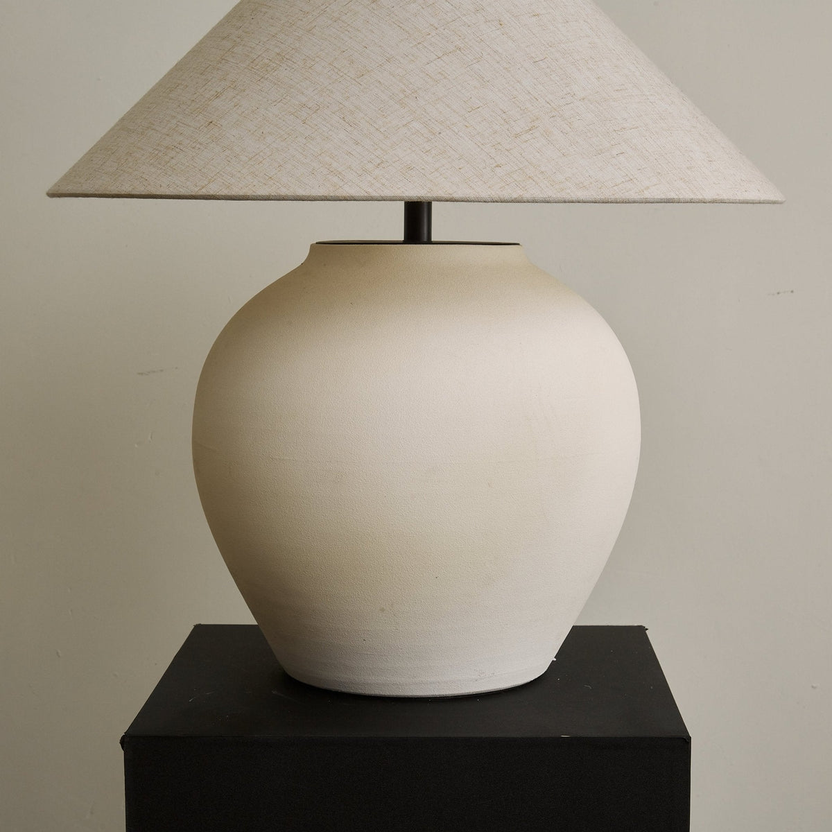 Lampa stołowa Minimalist Cone w kolorze białym