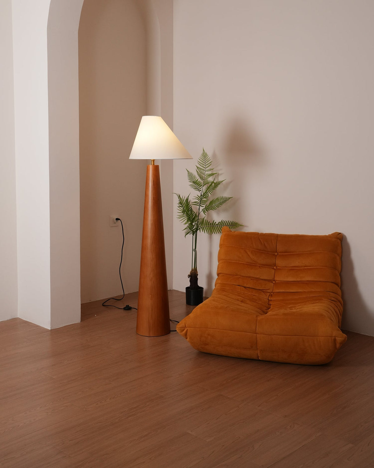 Lampa stojąca Pinnacle Minimalist drewniana
