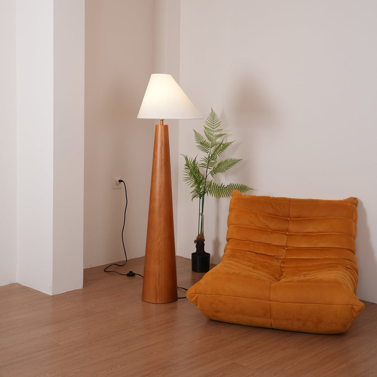 Lampa stojąca Pinnacle Minimalist drewniana