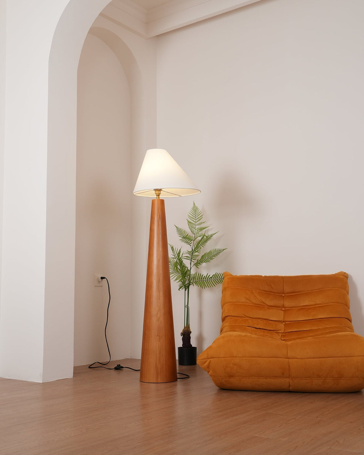 Lampa stojąca Pinnacle Minimalist drewniana