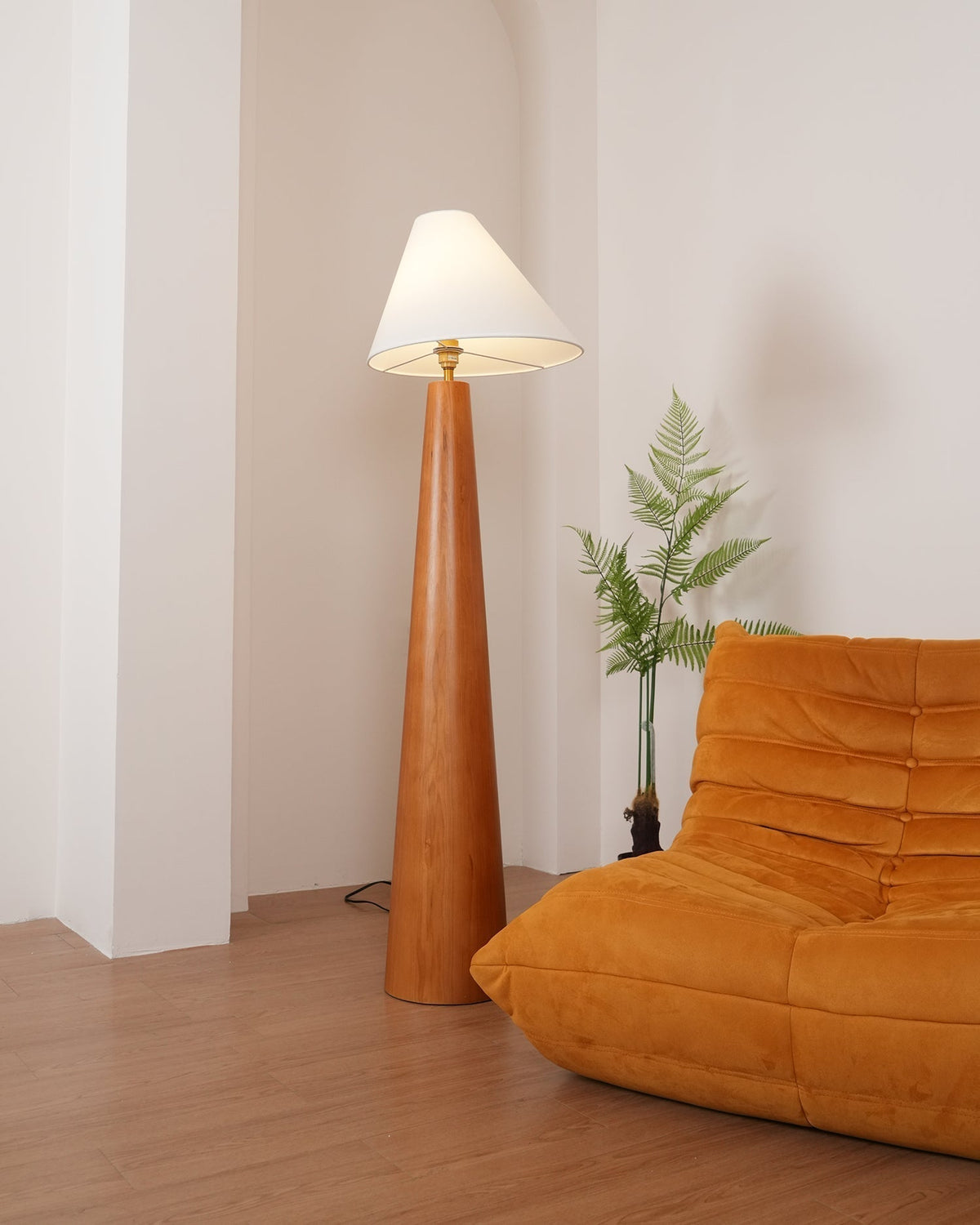 Lampa stojąca Pinnacle Minimalist drewniana