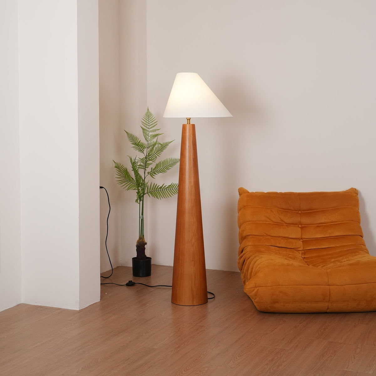 Lampa stojąca Pinnacle Minimalist drewniana