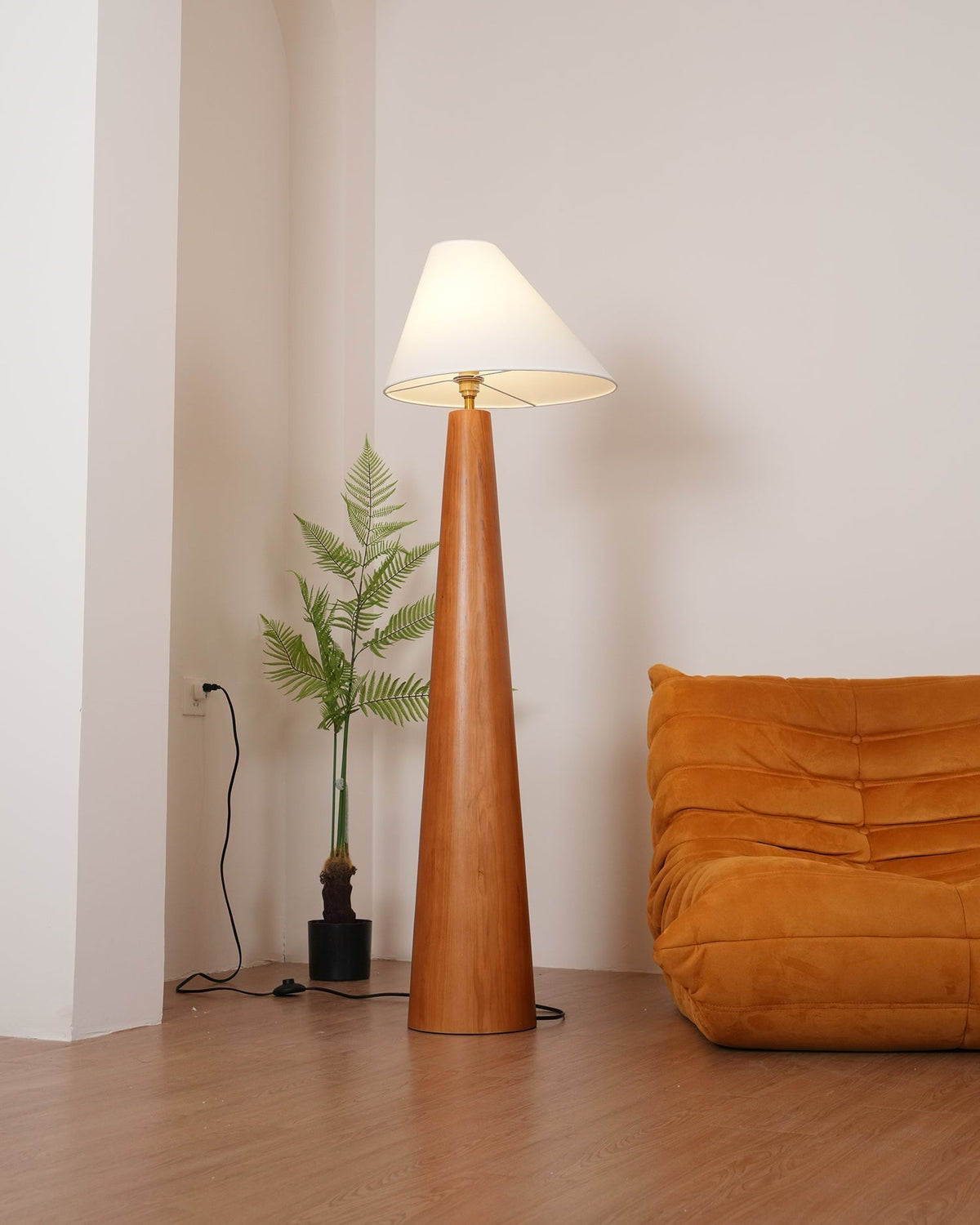 Lampa stojąca Pinnacle Minimalist drewniana