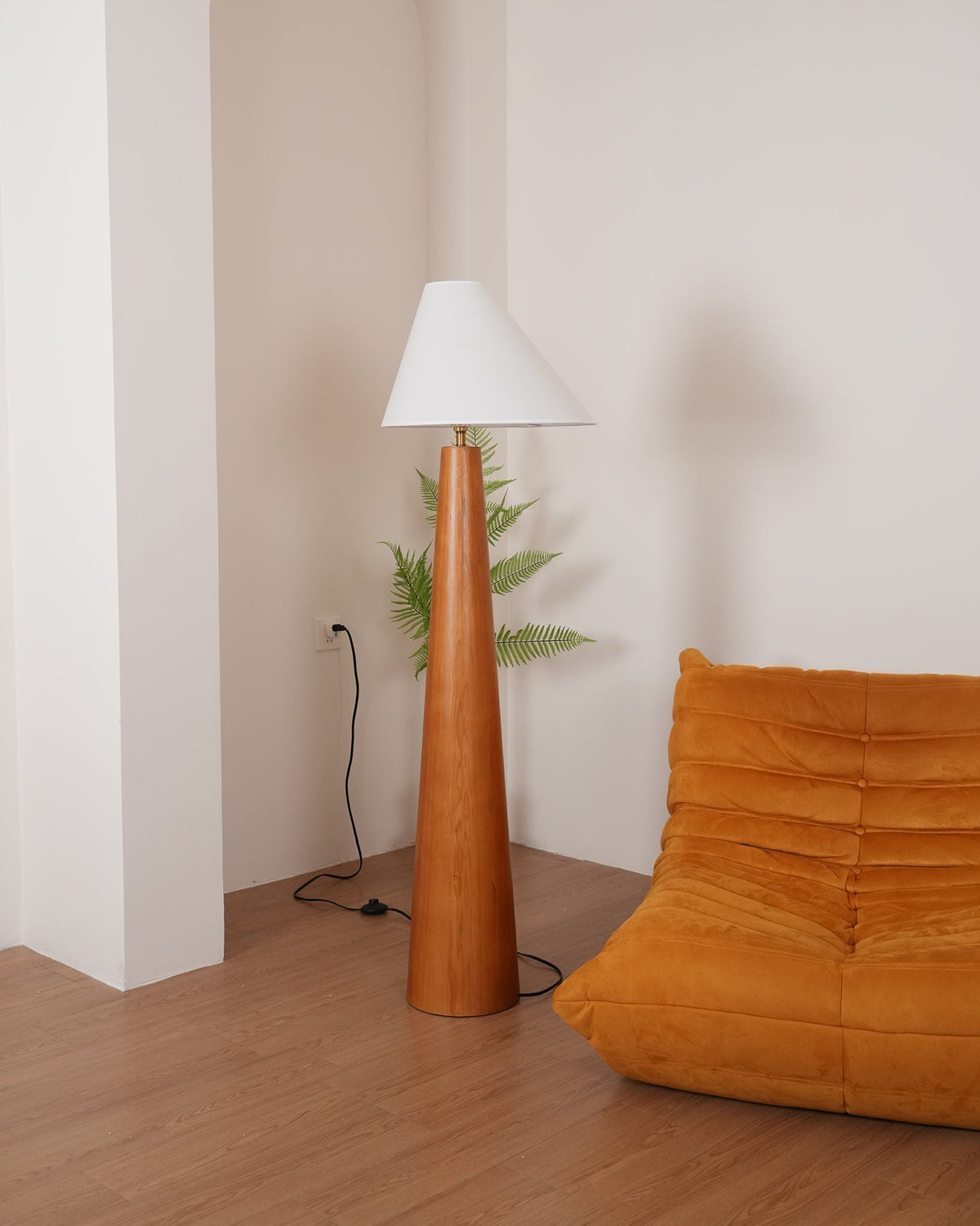 Lampa stojąca Pinnacle Minimalist drewniana