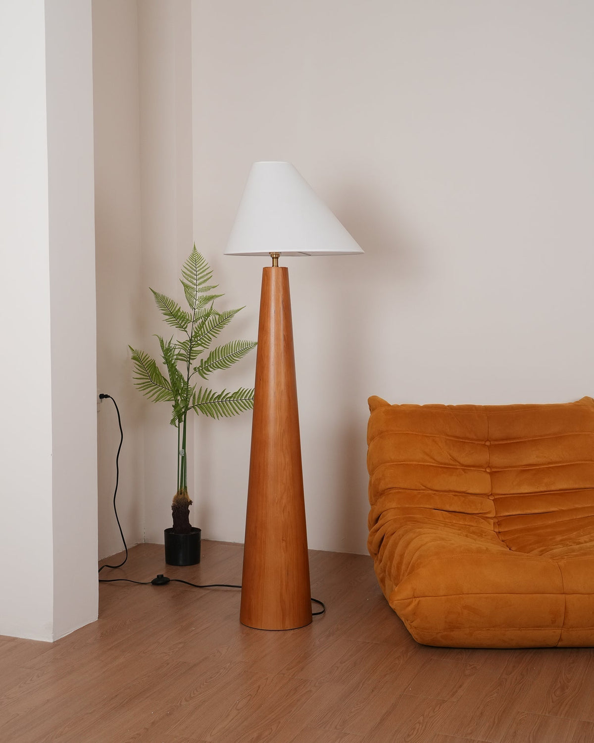 Lampa stojąca Pinnacle Minimalist drewniana