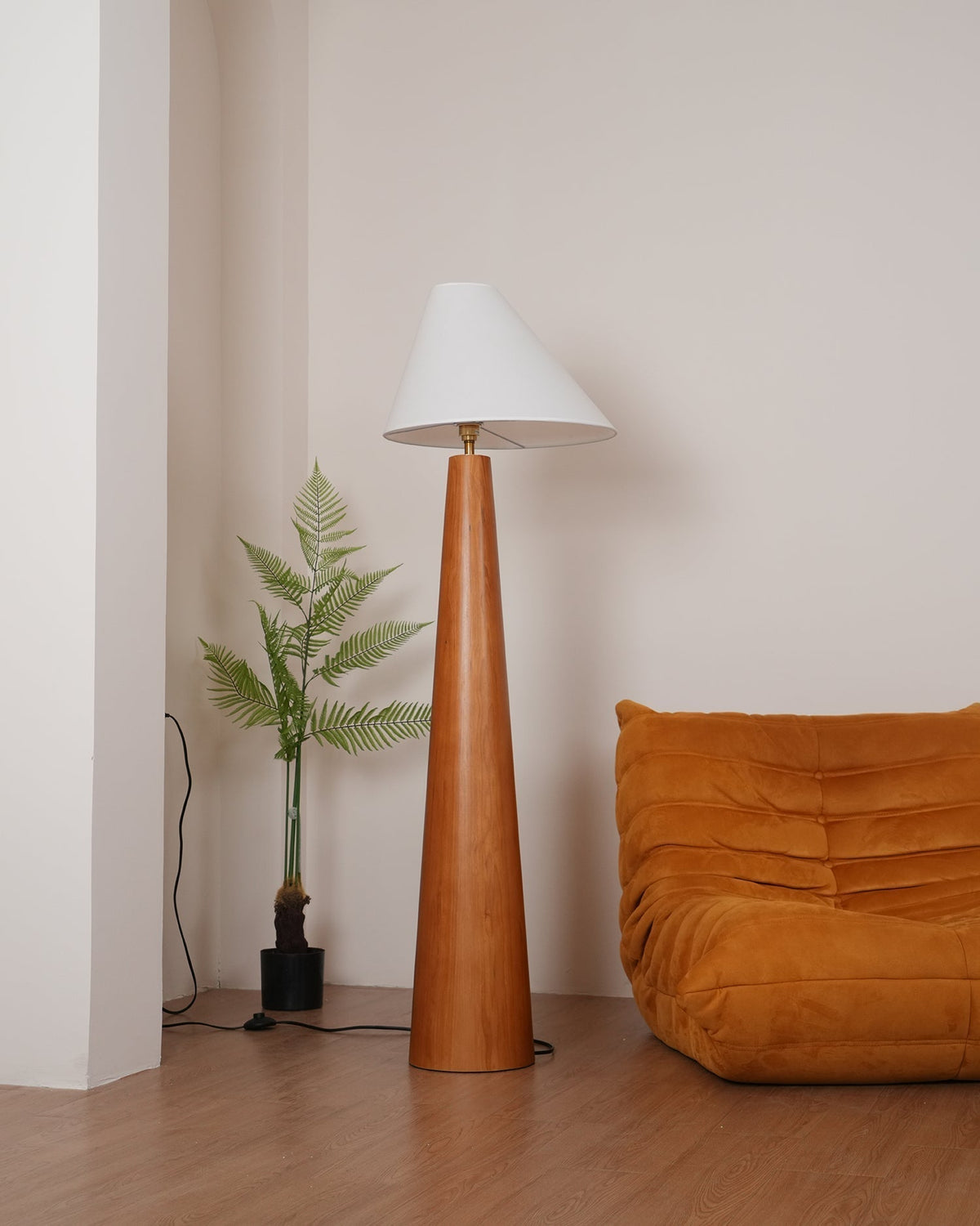 Lampa stojąca Pinnacle Minimalist drewniana