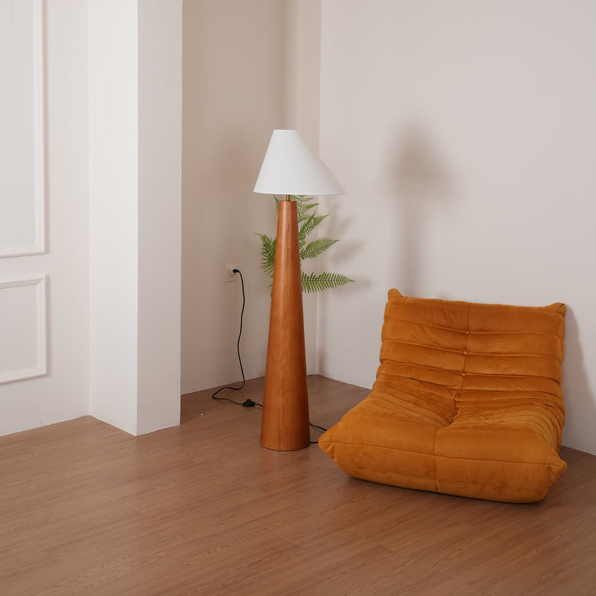 Lampa stojąca Pinnacle Minimalist drewniana