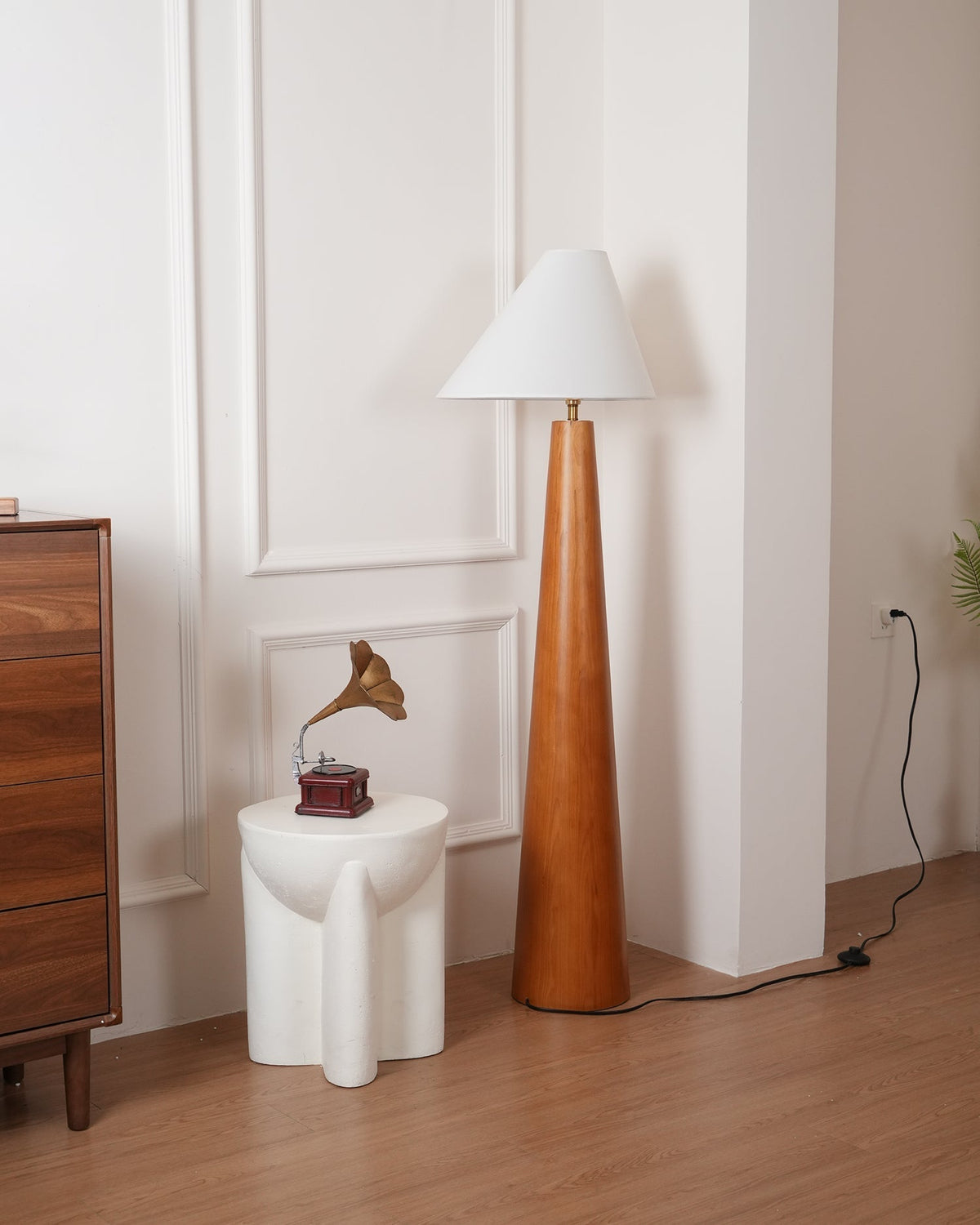 Lampa stojąca Pinnacle Minimalist drewniana