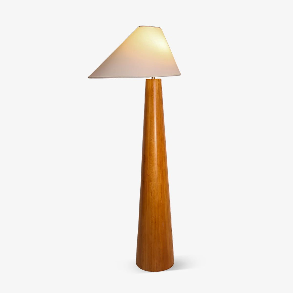 Lampa stojąca Pinnacle Minimalist drewniana