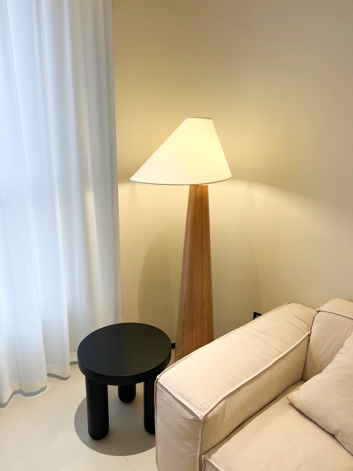 Lampa stojąca Pinnacle Minimalist drewniana