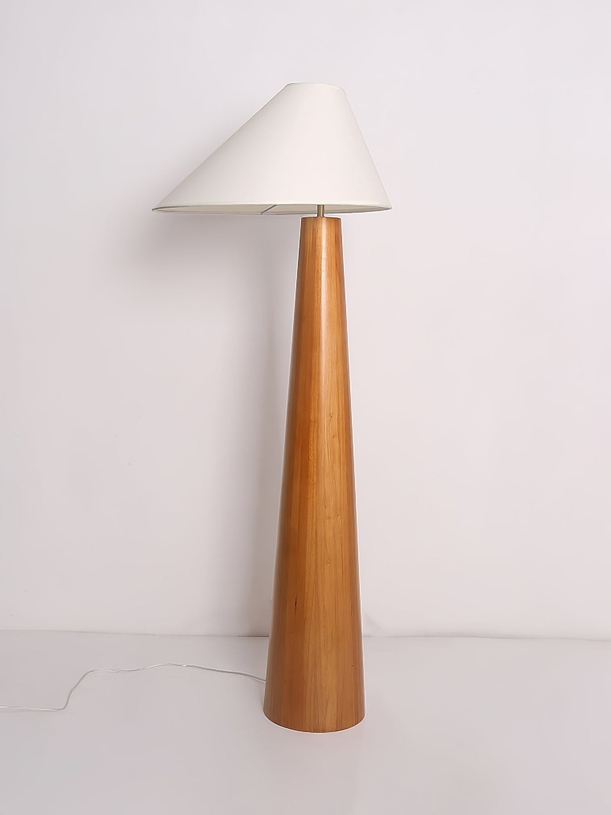 Lampa stojąca Pinnacle Minimalist drewniana