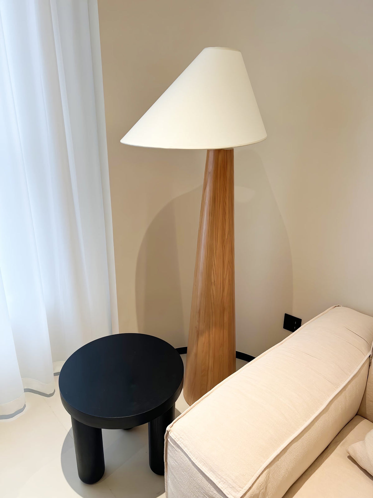 Lampa stojąca Pinnacle Minimalist drewniana