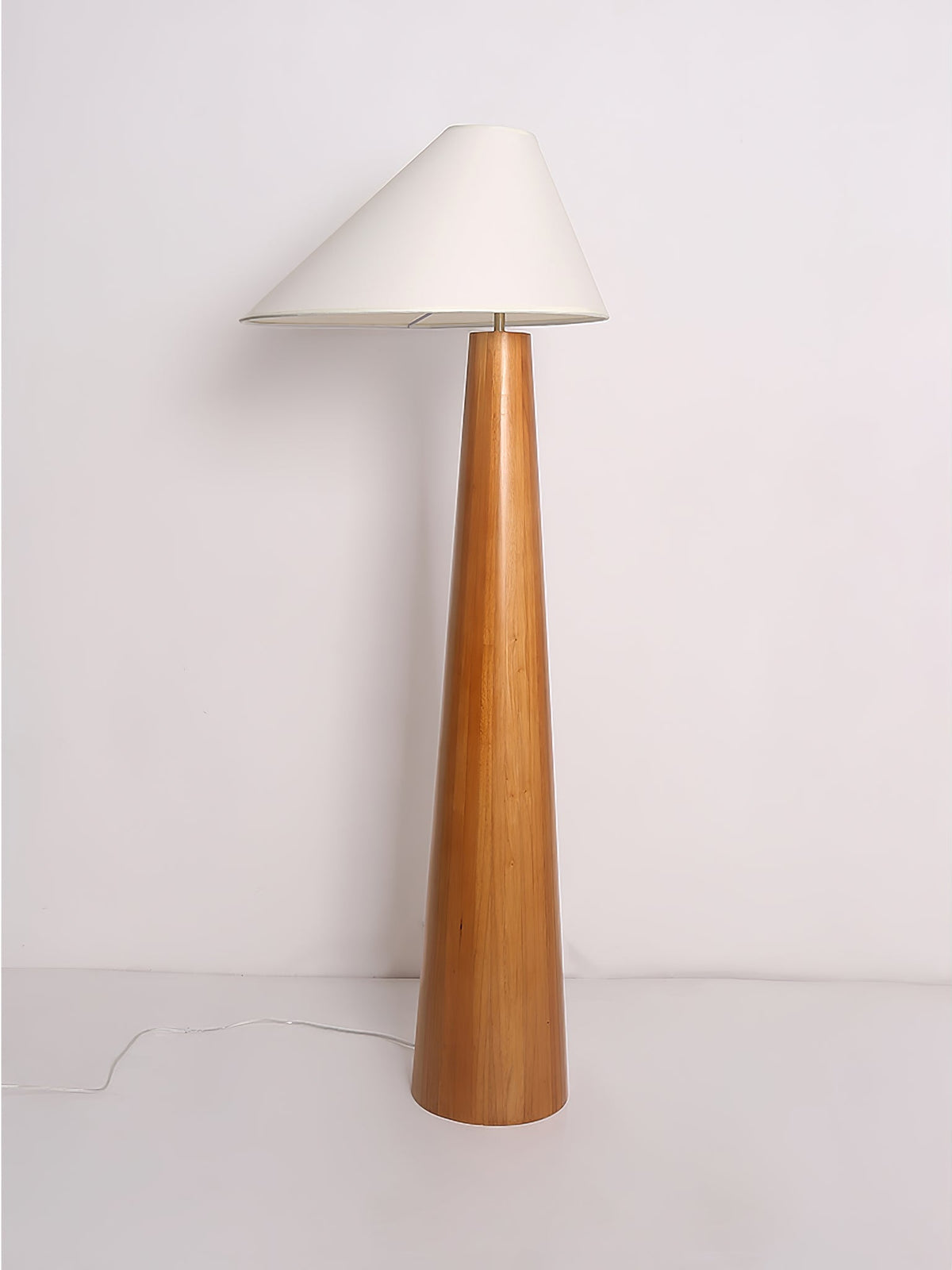 Lampa stojąca Pinnacle Minimalist drewniana