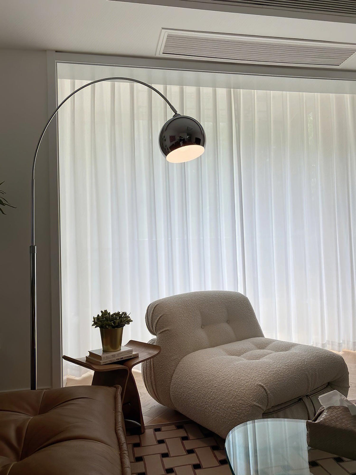 Opal minimalistyczna lampa stojąca