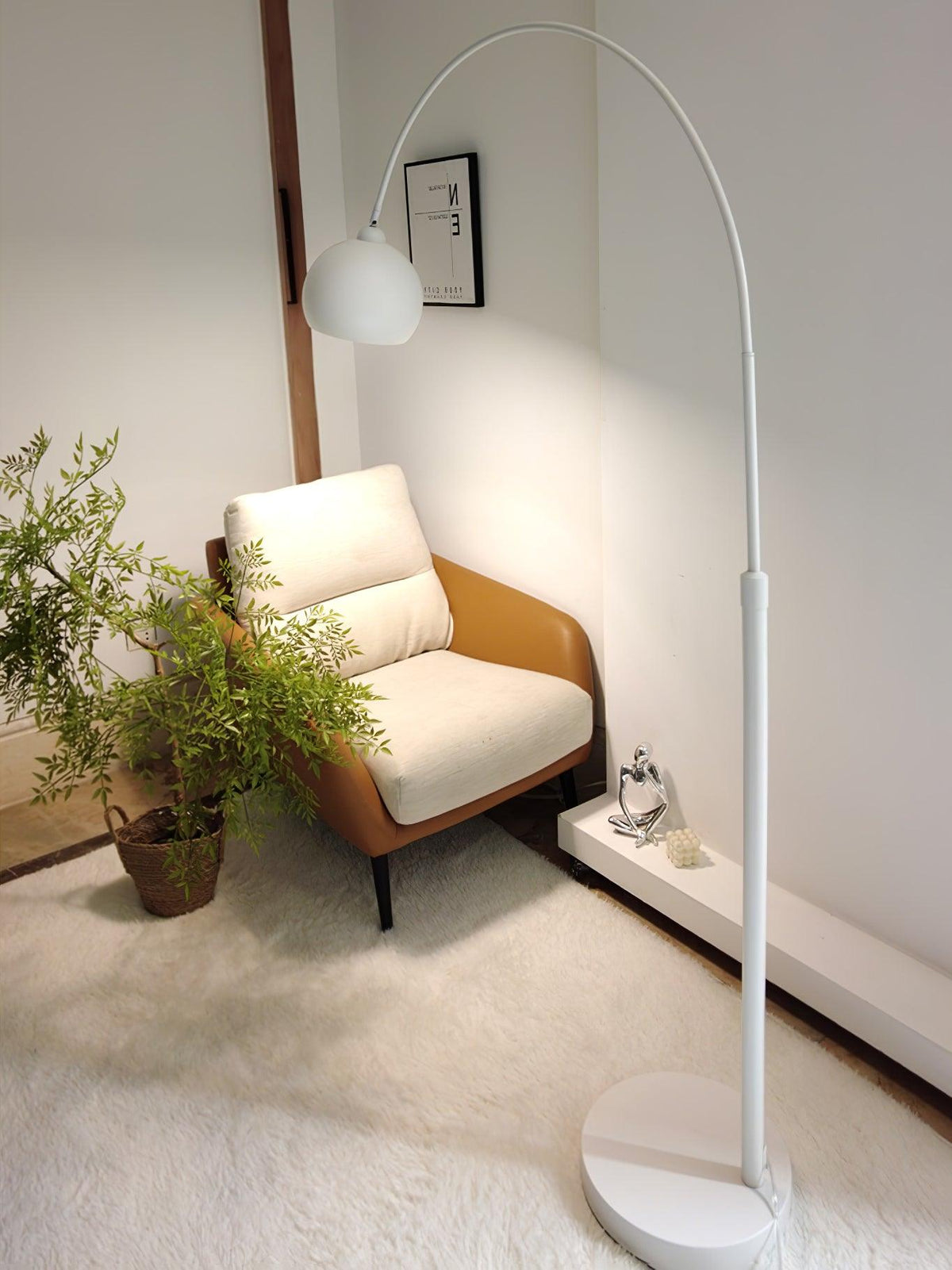 Opal minimalistyczna lampa stojąca