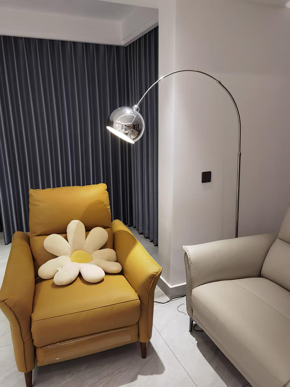 Opal minimalistyczna lampa stojąca