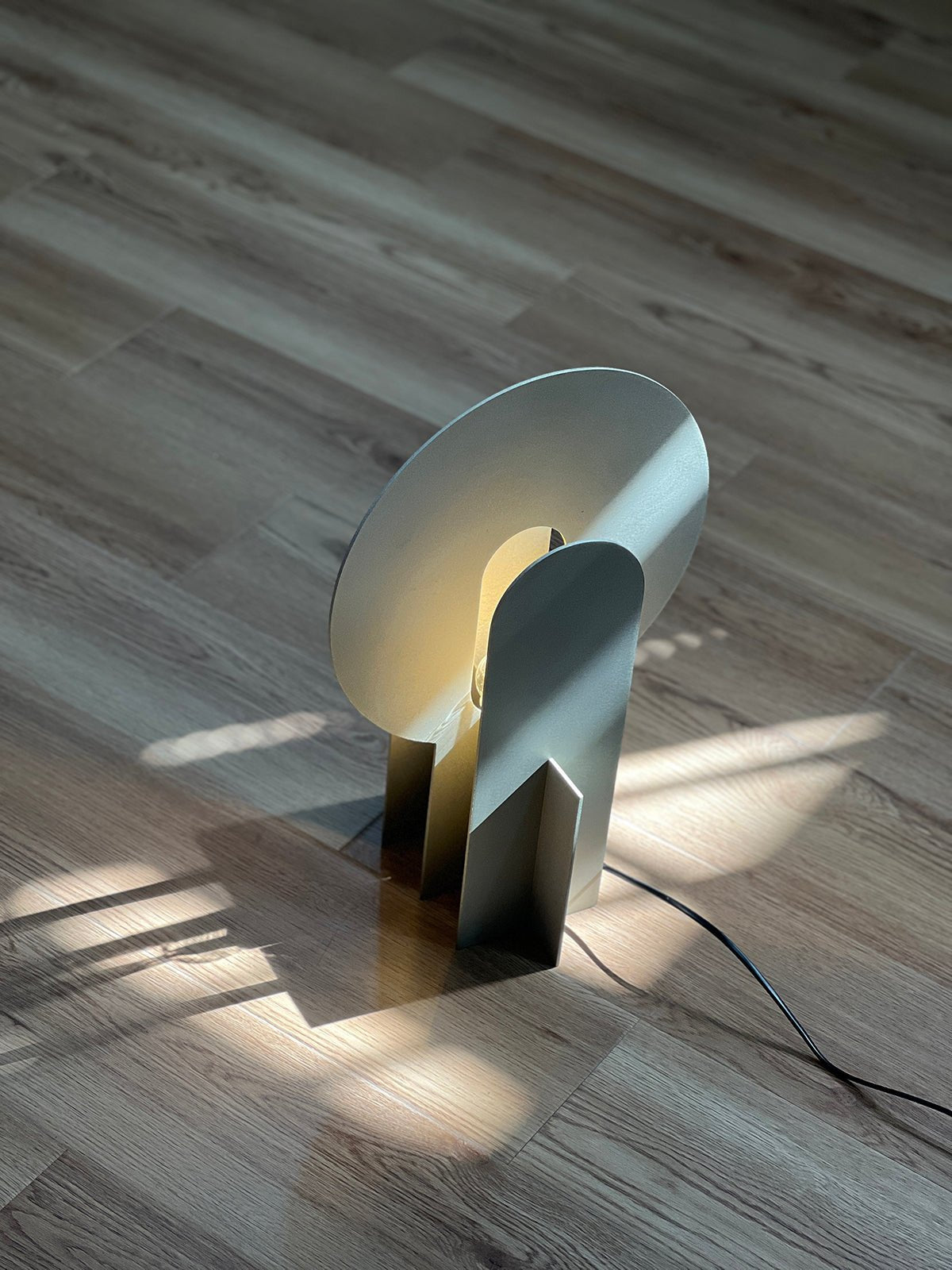 Solvique Arch Marble lampa stołowa